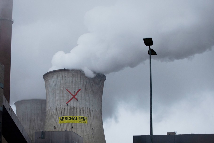 Uzależnienie sektora energetycznego od węgla budzi kontrowersje nie tylko w Polsce, ale i w Niemczech. Na zdjęciu protest Greenpeace na elektrowni RWE w niemieckim Grevenbroich w listopadzie tego roku. MORITZ MUELLER Dostawca: PAP/EPA. 