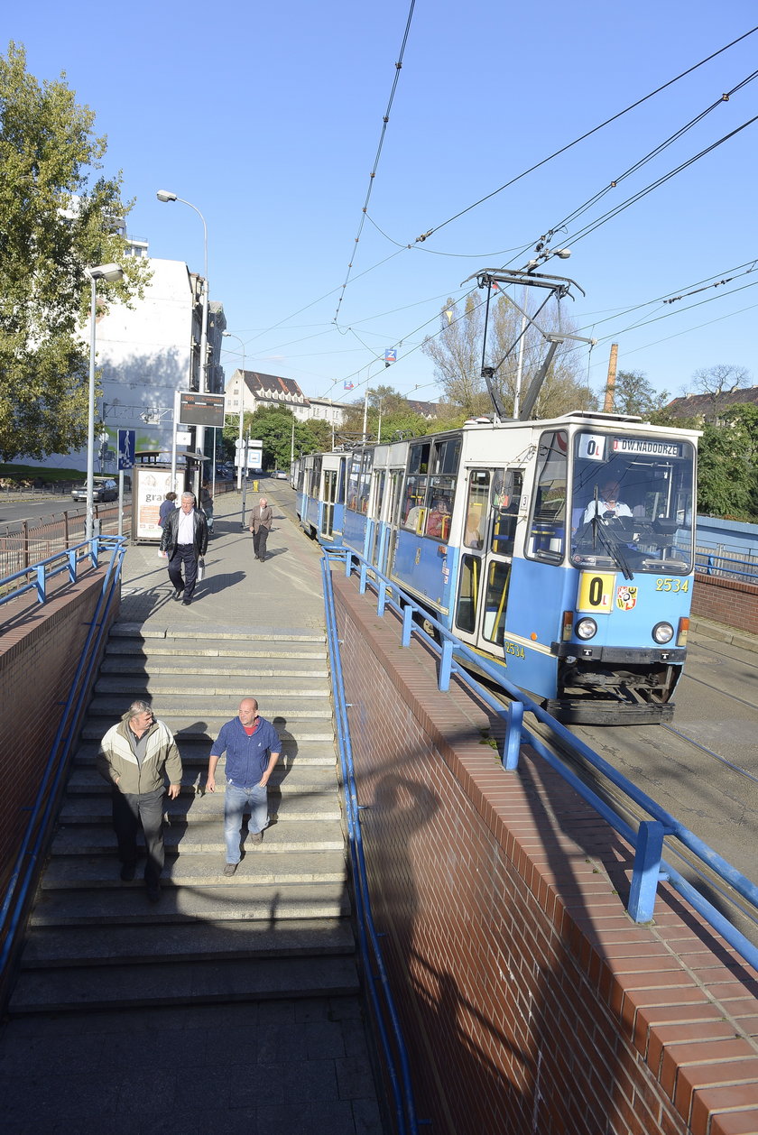 Przystanek tramwajowy na Podwalu we Wrocławiu. Projekt 335 zakłada stworzenie tu przejście ze światłami