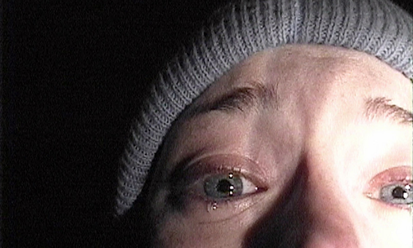 "Blair Witch Project" był nowym zjawiskiem w świecie filmu. Kamień milowy horrorystycznego mockumentary w 1999 roku przebojem podbił serca widzów. Nie wspominając o portfelach. Historia studentów, którzy uzbrojeni w kamery udają się w leśne ostępy Burkittesville, przy budżecie 750 000 dolarów (w zależności od źródła), zarobiła ćwierć miliarda "zielonych".