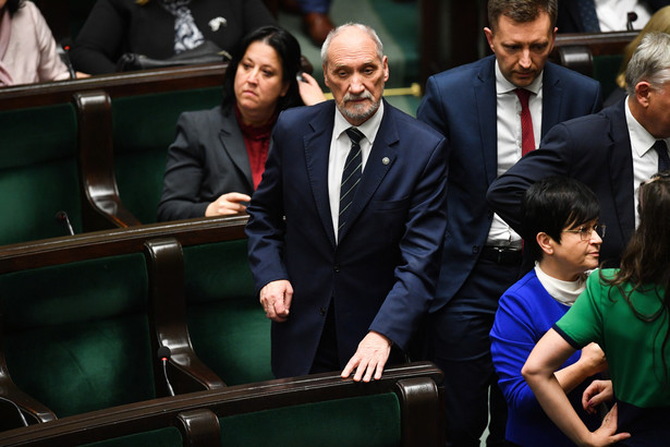 Poseł PiS Antoni Macierewicz na sali obrad Sejmu