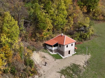 NAŠ POZNATI PEVAČ OTIŠAO U POLJOPRIVREDNIKE: Renovirao rodnu kuću, živi na selu, EVO KAKO IZGLEDA NJEGOVO IMANJE