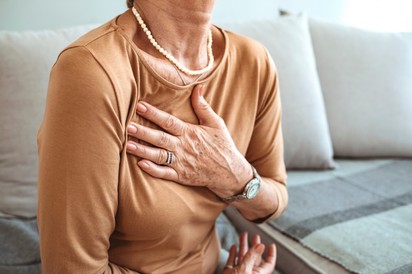 Mellkasi szúró érzés: infarktus, reflux vagy izomhúzódás okozza? Így döntheti el