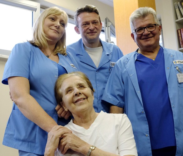 Prezes zabrzańskiego szpitala miejskiego dr n. med. MARIUSZ WÓJTOWICZ (w środku, z tyłu), ordynator oddziału anestezjologii dr BOŻENA ŚLIWA-RAK (po lewej), ordynator oddziału chirurgii urazowo-ortopedycznej MAREK HAWRANEK (z prawej) z pacjentką BOŻENĄ STACHURSKĄ