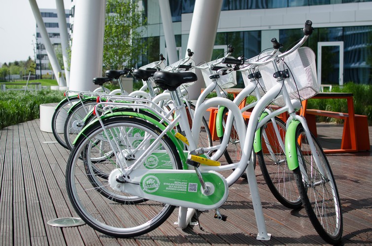 Ważnym elementem w miejscu pracy są zbudowane relacje między pracownikami. Pielęgnowane poczucie wspólnoty również wspiera well-being każdego, kto pracuje w kompleksie. „W Business Garden staramy się ciągle zaciekawiać pracowników i zapraszać ich do uczestnictwa w różnych inicjatywach. Nasz kalendarz pełen jest wydarzeń zachęcających do bardziej aktywnego trybu życia. Organizujemy warsztaty zdrowego żywienia, co więcej – w stałej ofercie kantyny są dania bezglutenowe, zdrowa żywność, świeże soki. Organizujemy Bike Days oraz umożliwiamy pracownikom bezpłatne korzystanie z rowerów.  W tym roku pojawiły się takie inicjatywy jak Sportowa Sobota – połączenie targu śniadaniowego ze zdrową żywnością i zajęciami ruchowymi w ogrodzie. W kompleksach zapewniamy infrastrukturę sportową, z której można korzystać w trakcie przerwy w pracy dla higieny psychicznej i rozprostowania kolan po kilkugodzinnym siedzeniu za biurkiem” – mówi Agnieszka Tchórzewska.