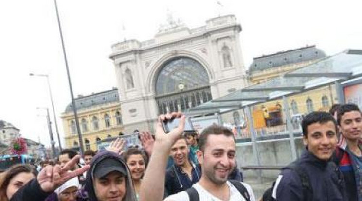 Káosz! Több száz migráns indult el ismét gyalog Ausztria felé
