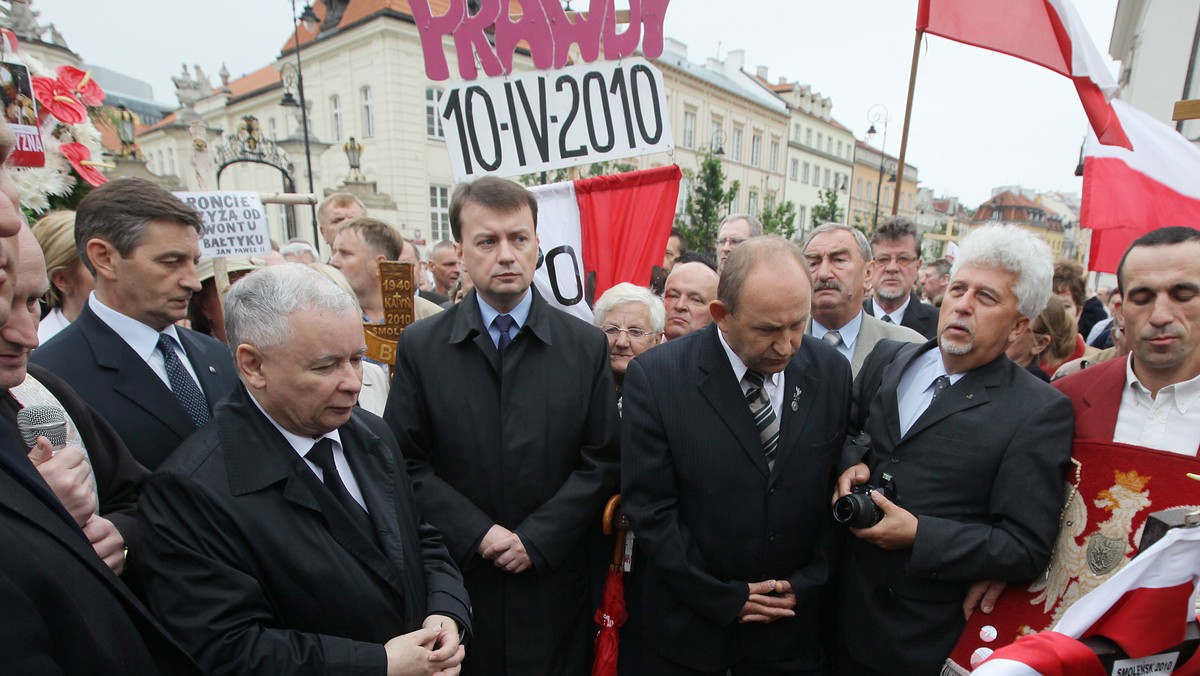 Jak każdego 10. dnia miesiąca setki osób uczestniczyły w warszawskiej archikatedrze we mszy św. w intencji ofiar katastrofy smoleńskiej. Z kościoła przeszły pod Pałac Prezydencki, gdzie demonstrował także Ruch Poparcia Palikota.