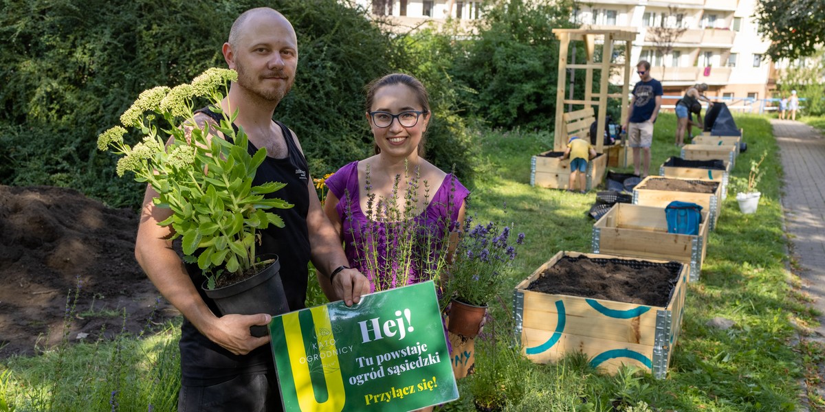 Marzena Tadeusiak-Pawlik (35 l.) inicjatorka budowy ogrodu na osiedlu Kukuczki w Katowicach, obok mąż Arkadiusz Pawlik (34l.). 