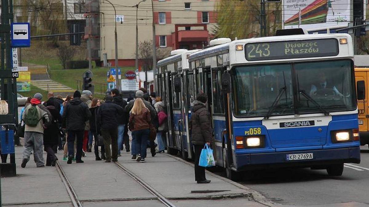 Uwaga krakowianie! Urzędnicy poprawiają nowy rozkład jazdy autobusów i tramwajów! Część linii MPK wydłuży swoje trasy, inne zmienią rozkład jazdy. Zobacz, co zmienia się w siatce połączeń komunikacji miejskiej i co jeszcze planują urzędnicy z Zarządu Infrastruktury Komunalnej i Transportu.