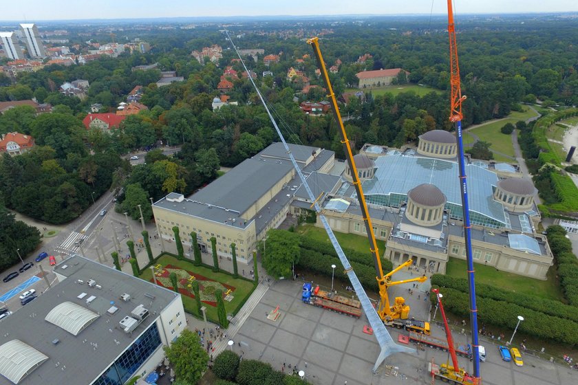 Operacja kładzenia Iglicy przed Halą Stulecia