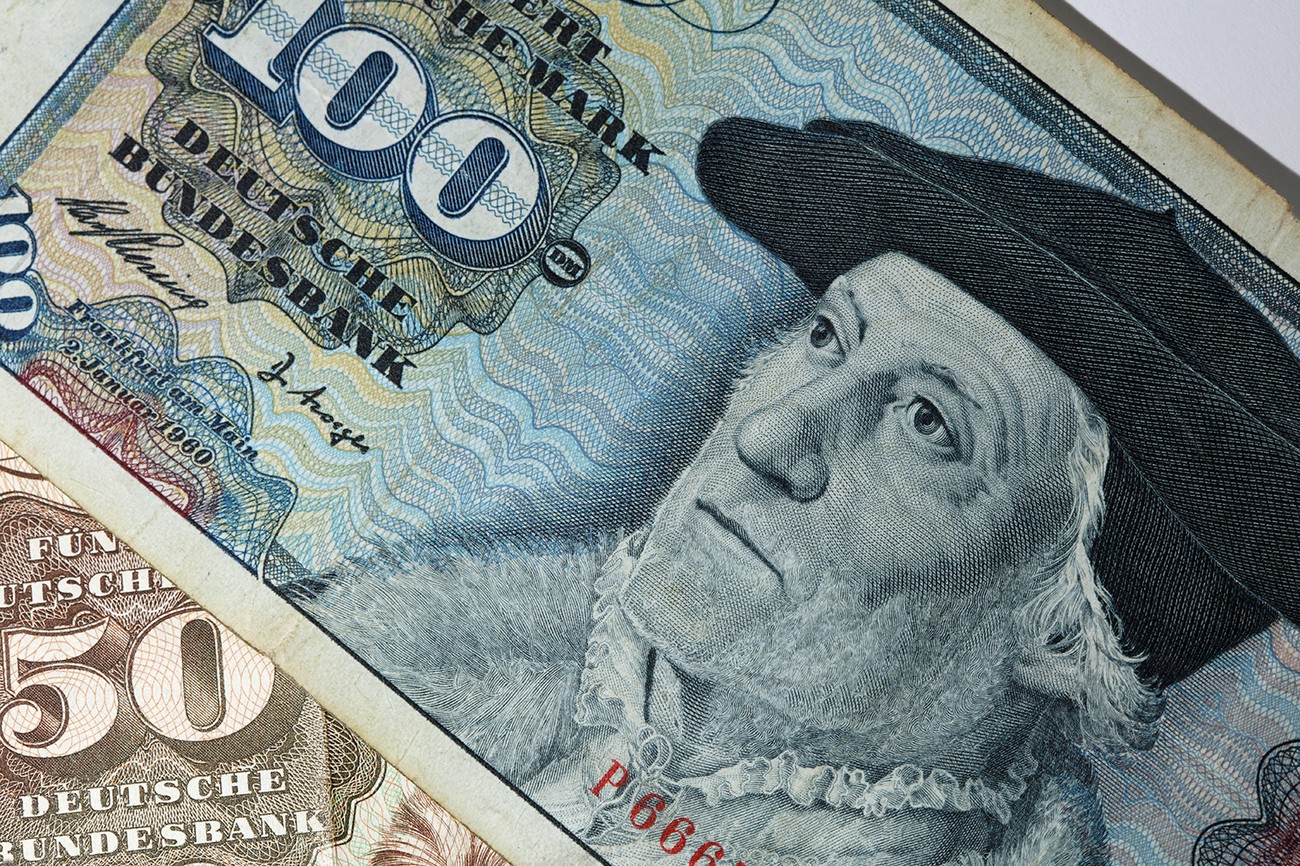 Gde su nestale 12,3 milijarde nemačkih: Maraka?! Do sada nisu menjane za evre, sumnja se da su skrivene u slamaricama širom sveta