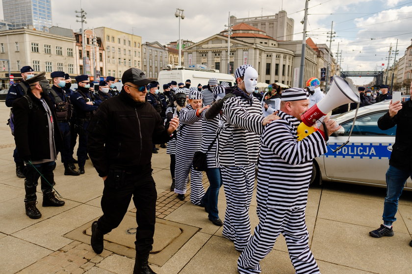 Marsz antycowidowców przeszedł ulicami Katowic