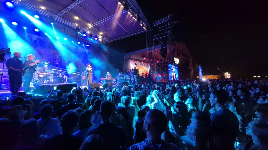 Amy Winehouse band na Nišvilu