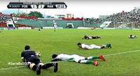 Przerwany mecz i leżący na murawie piłkarze. Co tam się wydarzyło?