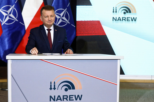 Warszawa, 14.04.2022. Minister Obrony Narodowej Mariusz Błaszczak podczas uroczystości w siedzibie resortu w Warszawie, 14 bm. Szef MON zatwierdził umowę na dostawę elementów obrony przeciwlotniczej krótkiego zasięgu w ramach programu Narew. (jm) PAP/Rafał Guz