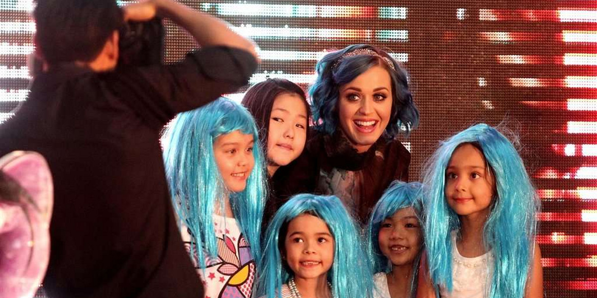Katy Perry na Filipinach - perfumy Purr
