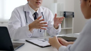 Czy obroty z usług badań dla zagranicznych zleceniodawców wliczają się do limitu zwolnienia podmiotowego w VAT?