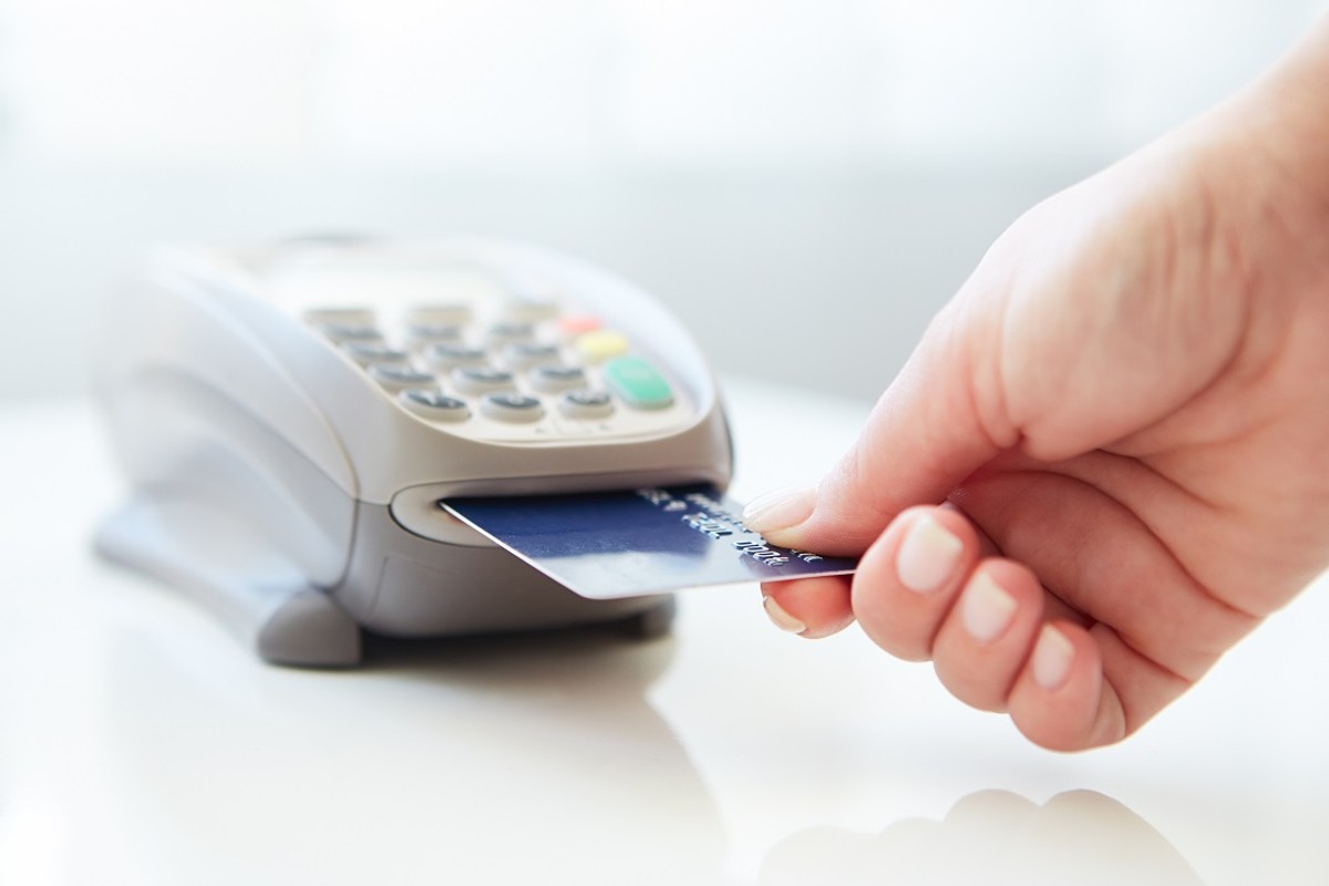 Bank HSBC poinformował, że problemy z kartami Visa wynikają z zakłóceń, które dotknęły znaczną część sektora kart płatniczych, ale nie dotyczą one pobierania gotówki z bankomatów.