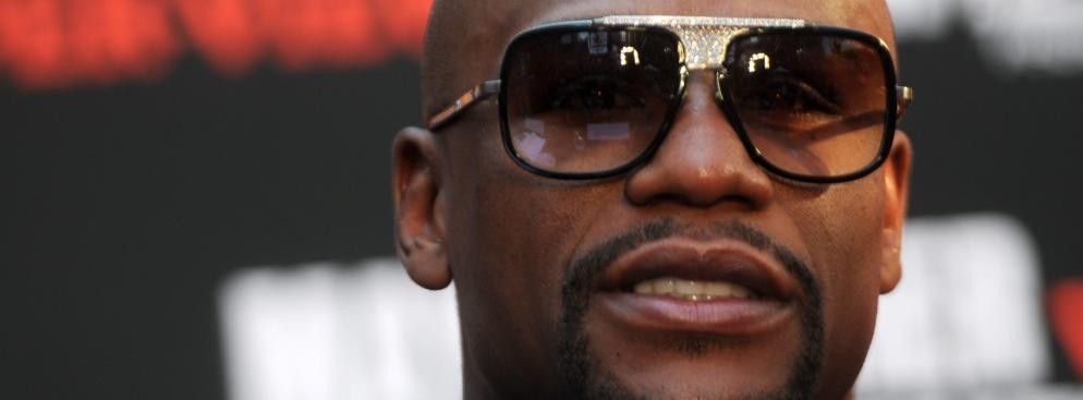 <b>1. Amerykański bokser Floyd Mayweather Jr.</b>
<br>
<br>
Łączne zarobki: 105 mln dol.
<br>
Pensja i nagrody: 105 mln dol.
<br>
Kontrakty reklamowe: 0
<br>
<br>
Floyd Mayweather Jr. od ponad dekady zbiera rekordowe sumy za swoje walki - za każdą z dziewięciu ostatnich zgarnął przynajmniej 25 mln dol. Tym razem udało mu się dorównać Tigerowi Woodsowi i przekroczyć poziom 100 mln dol. zarobionych w ciągu jednego roku.
<br>
<br>
W zeszłym roku bokser spędził na ringu 72 minuty i odbył tylko dwie walki w ramach rekordowego, 30-miesięcznego kontraktu obejmującego 6 walk, który bokser podpisał ze stacją Showtime. Za każdy pojedynek Mayweather dostał około 30 mln dol., ale w sumie zarobił 105 mln dol. dzięki temu, że poza rolą boksera zarabia również jako promotor.