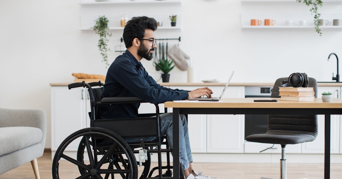 Pracownik z niepełnosprawnością w 2026 roku. Tych praw twój pracodawca musi przestrzegać