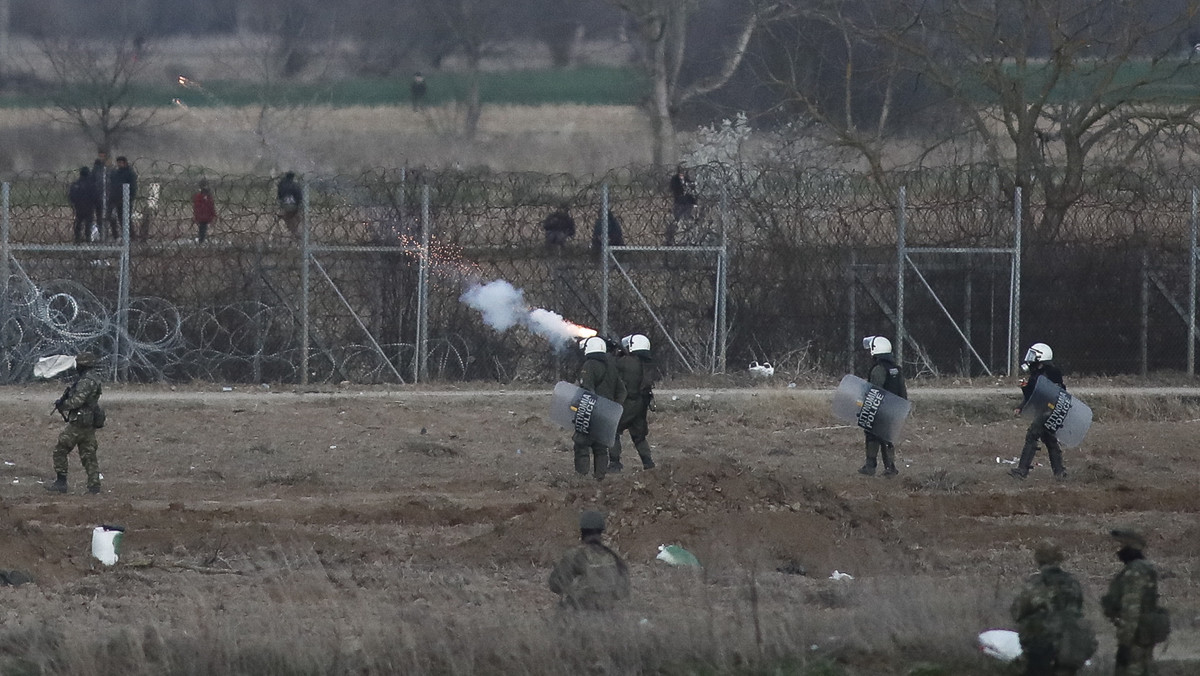 Opublikowano wideo pokazujące greckiego żołnierza strzelającego do migrantów