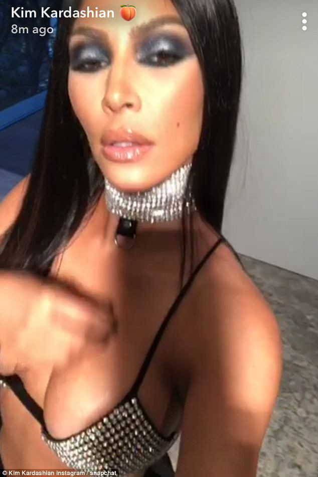 Kim Kardashian w kontrowersyjnym stroju na Halloween. Przebrała się za zmarłą wokalistkę