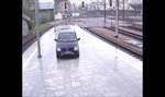 Kierowca wjechał na peron. Pędził wprost pod odjeżdżający pociąg