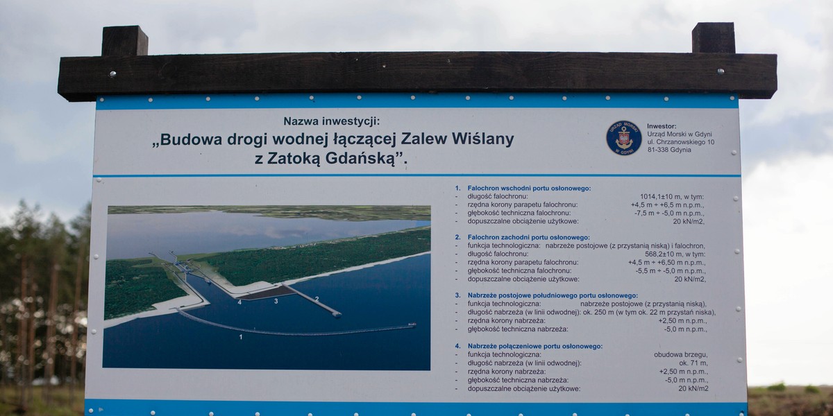 Konsorcjum NDI i Besix  wybuduje port osłonowy od strony Zatoki Gdańskiej, kanał żeglugowy ze śluzą i konstrukcją zamknięć wraz ze stanowiskami oczekiwania od strony Zatoki Gdańskiej i Zalewu Wiślanego oraz sztuczną wyspę na Zalewie Wiślanym. Zrobi to za 992 mln zł. 