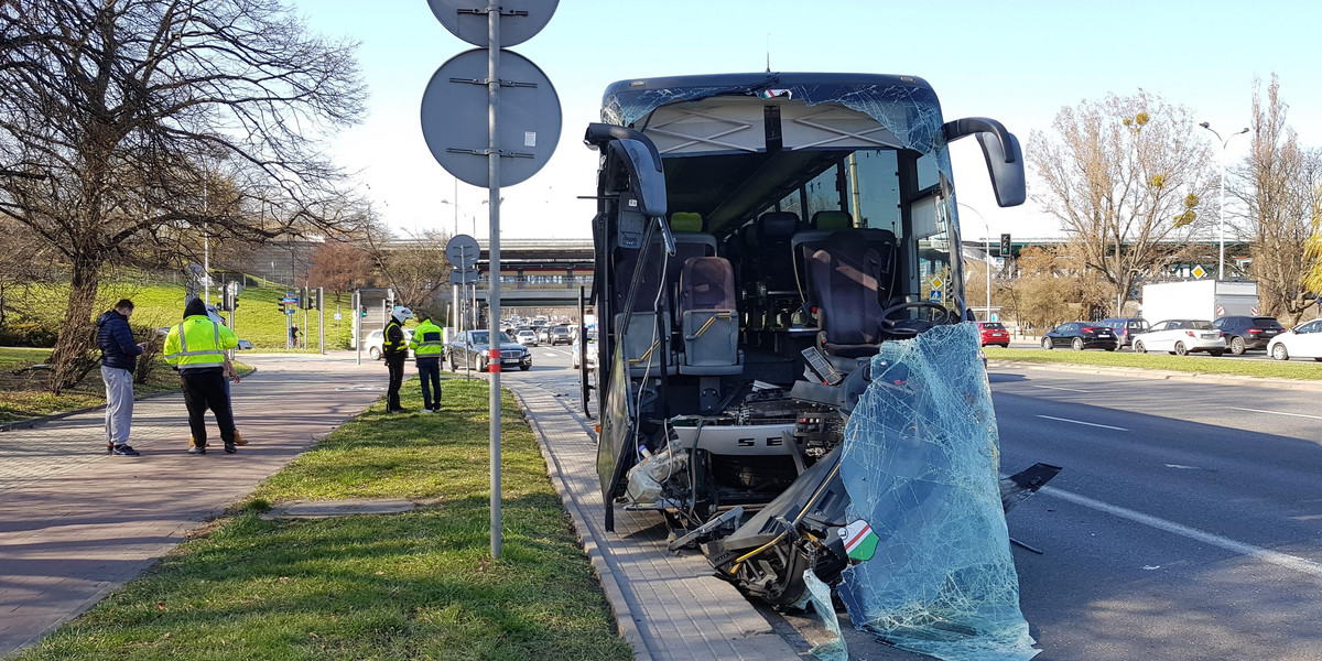 Kolizja autobusu na Wisłostradzie.