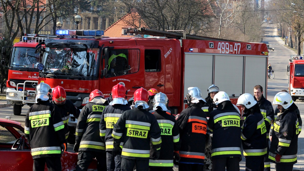 Kilkanaście jednostek straży pożarnej gasi w miejscowości Piaski (pow. bełchatowski) pożar hali, w której jest składowany przepracowany olej.