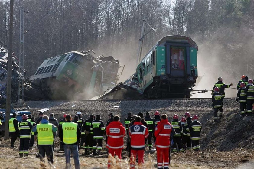 Na torach tkwi lokomotywa.Są pod nią od ciała?