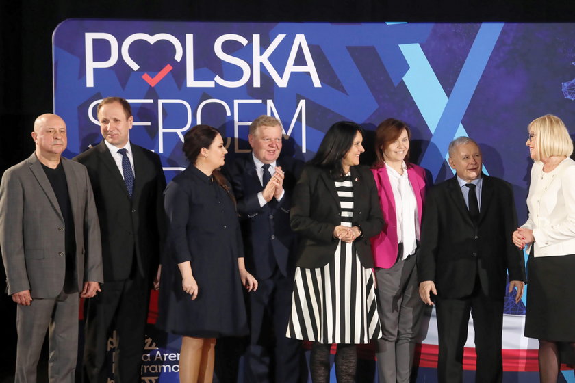 Rzecznik rządu Joanna Kopcińska i prezes PiS Jarosław Kaczyński podczas spotkania z wyborcami w Wieluniu