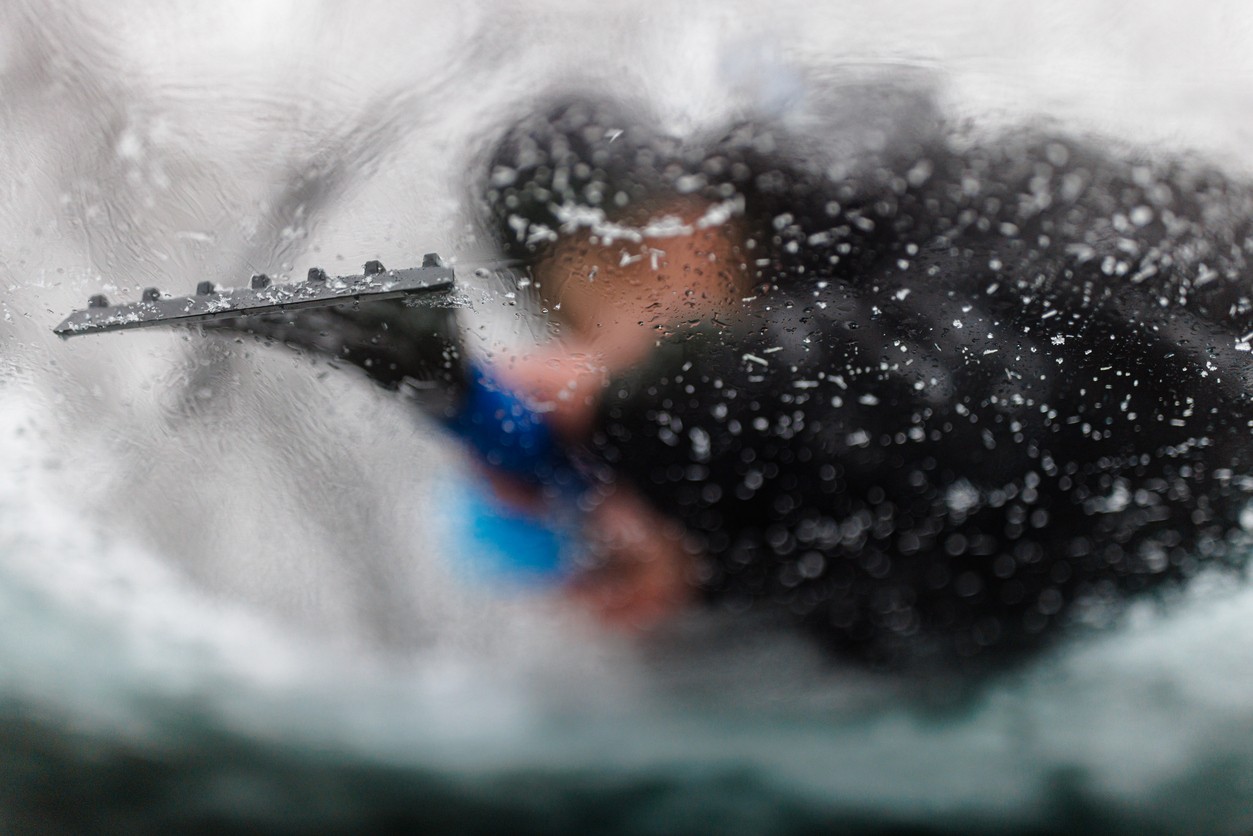 Mechanici varujú, že kyselina octová ničí gumové tesnenia okien a oslabuje lak auta.