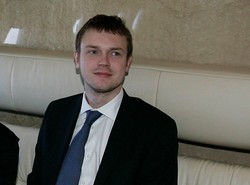 Syn Tuska tłumaczy się z podróży do Chin. I szydzi z Kamińskiego