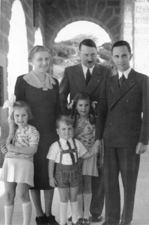 Magda i Joseph Goebbels oraz ich dzieci — od lewej Hilde, Helmut i Helga — podczas wizyty u Adolfa Hitlera w Obersalzbergu, 1938 r.