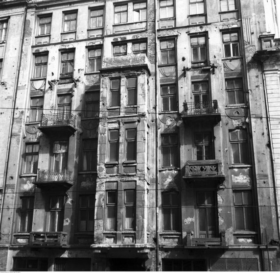 Fasada kamienicy przy ul. Marszałkowskiej 4, lata 50. (domena publiczna).
