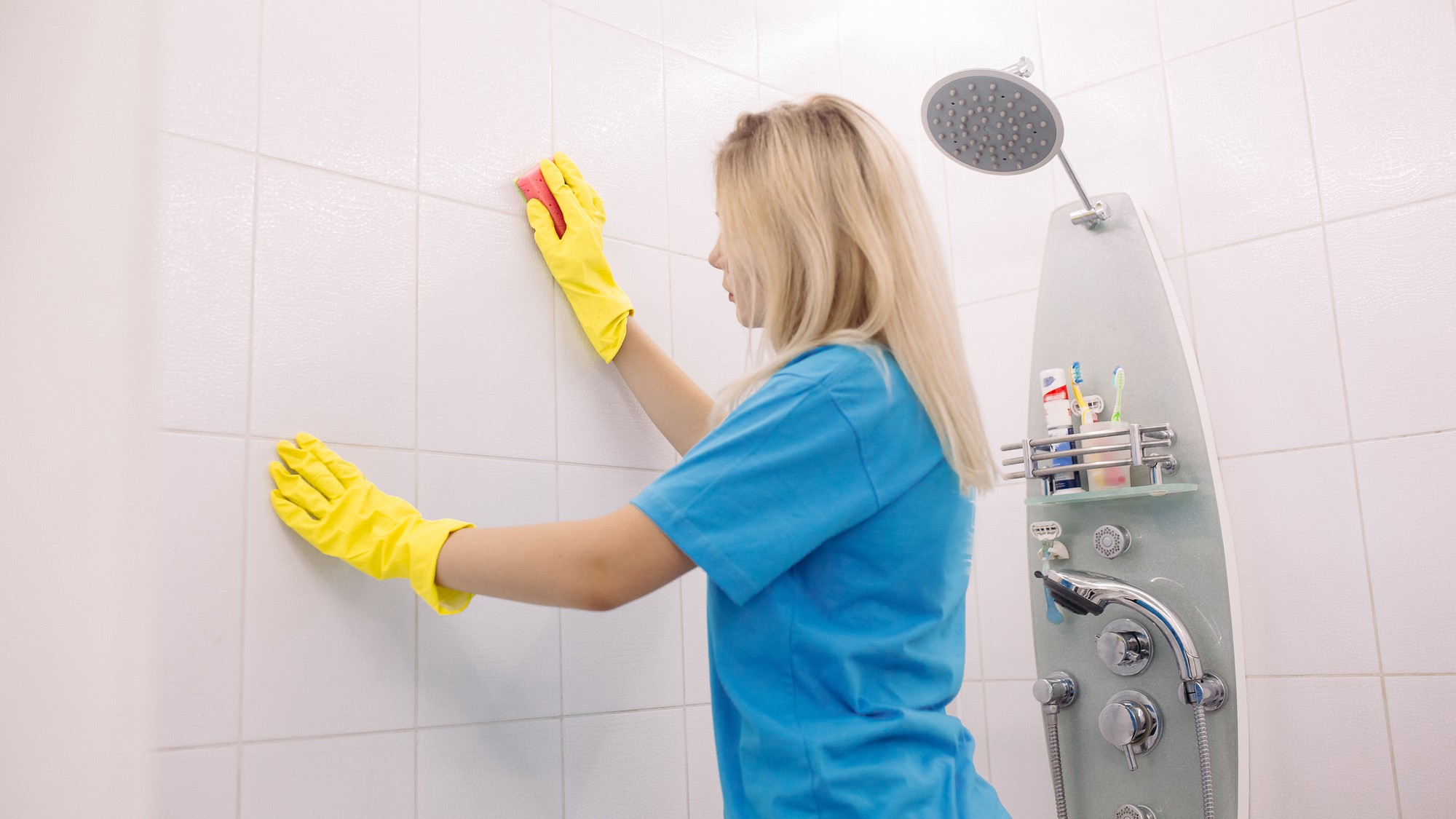 Pri čistení obkladov rozhoduje technika – ak začnete správnym smerom, zbavíte sa šmúh oveľa rýchlejšie.