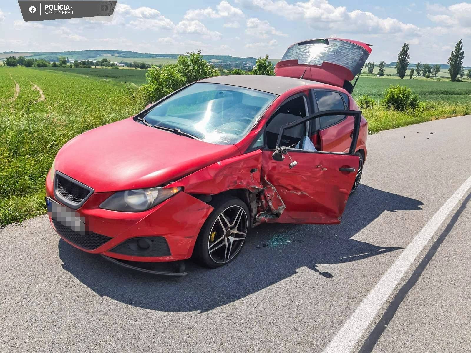 Cesta medzi obcami Buzica a Komárovce je pre vážnu dopravnú nehodu uzavretá.
