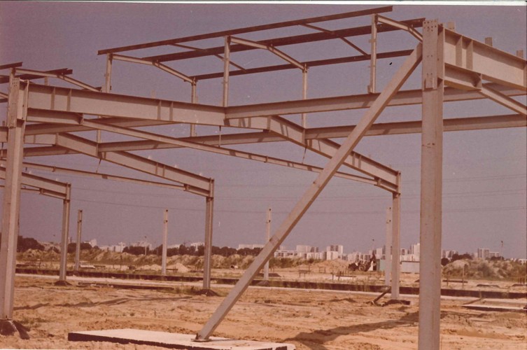 Prace nad projektem warszawskiego metra zostały wznowione tuż po wojnie. W 1951 roku rozpoczęto budowę metra głębokiego, jednak po dwóch latach ograniczono ją tylko do odcinka doświadczalnego, a w 1957 roku definitywnie przerwano prace przy budowie. Przez dziesięciolecia w latach 1945-1982 opracowywano różne wersje przebiegu linii metra dla kolejnych planów zagospodarowania przestrzennego Warszawy. Na zdjęciu: budowa Stacji Techniczno-Postojowej Kabaty, źródło: Metro Warszawskie