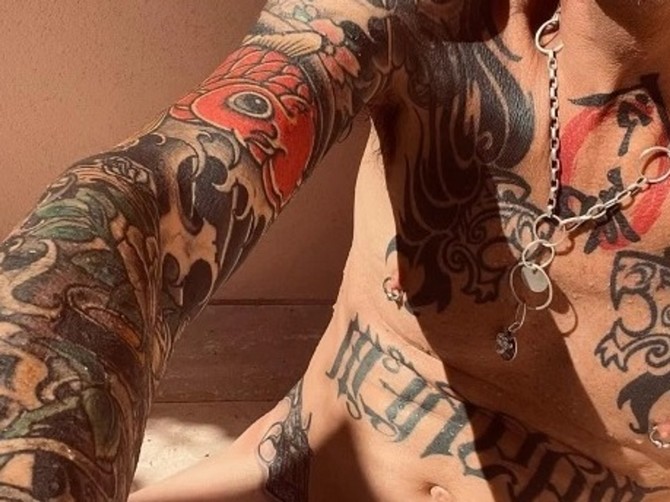 Tomi Li objavio nagu fotografiju na Instagramu
