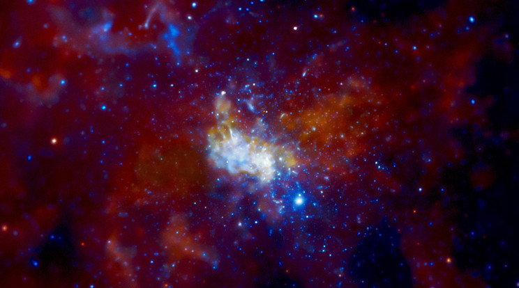 A Chandra röntgen-űrteleszkóp felvétele a Sagittarius A* fekete lyuk környezetéről. Elképzelhetetlenül nagy erők háborognak a Tejútrendszer középpontjában, amelyekről a fejlett rádiócsillagászat és adatelemzésrévén egyre több titkot tudunk meg. / Fotó: NASA/Wikipedia