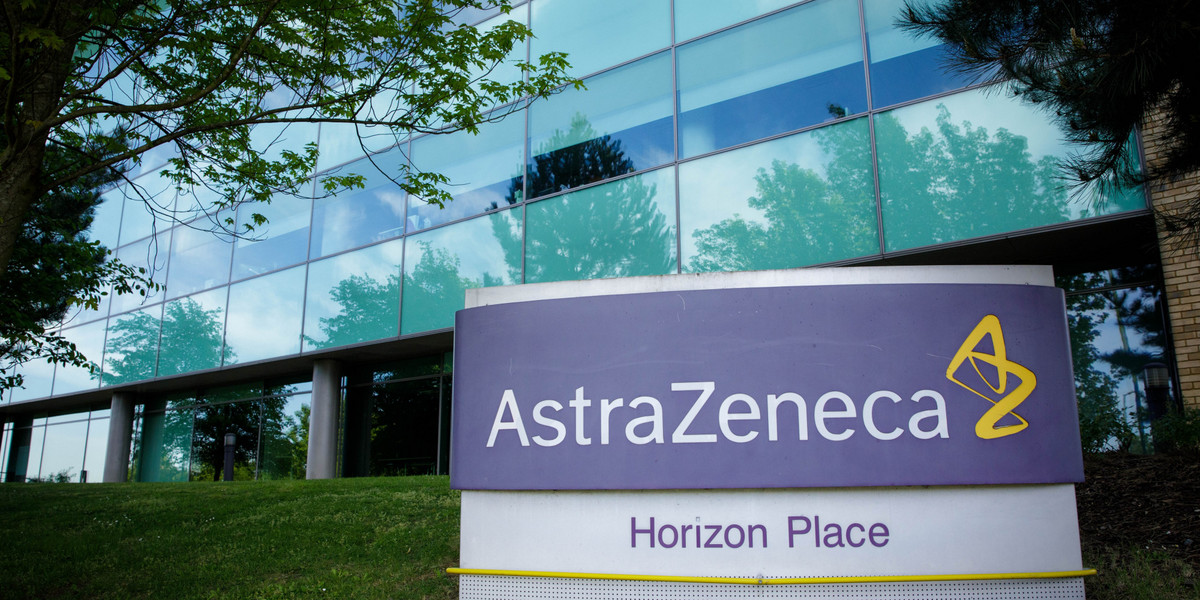 AstraZeneca informuje, że aktualnie testuje swoją szczepionkę i w czasie gdy to robi, musi zacząć produkować dawki, by odpowiedzieć na popyt. Jeżeli jednak okaże się nieskuteczna, straci sporo pieniędzy. 
