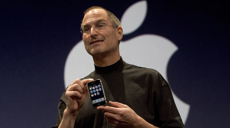Az Apple vezérigazgatója, Steve Jobs 2007. január 9-én San Francisco-i Macworld eseményen mutatta be az első iPhone készüléket, amely egyesítette egy telefon, egy nagy kijelzős iPod és egy internetes funkciókkal ellátott kéziszámítógép képességeit, hogy megteremtse a kommunikációs eszközök egészen új osztályát, amit ma okostelefonként ismerünk. / Fotó: Getty Images