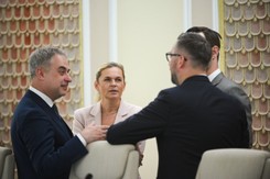 Telefon komórkowy dla każdego nauczyciela? Nowa propozycja trafiła do MEN