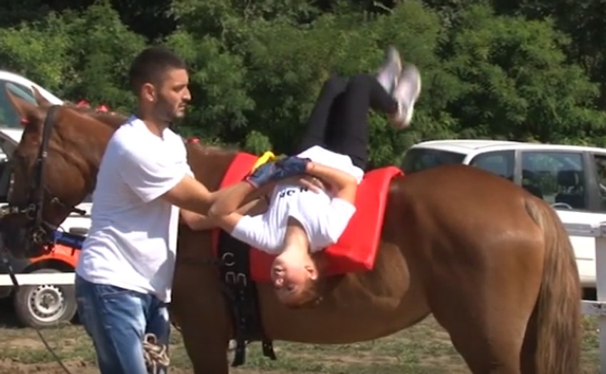 Jedna od vežbi koje se rade na ovom spotu jeste i okret sa strane