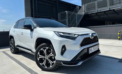 Ma silnik 2.5 i spala 3,7 l/100 km. Toyota trzęsie rynkiem. Cena hitem