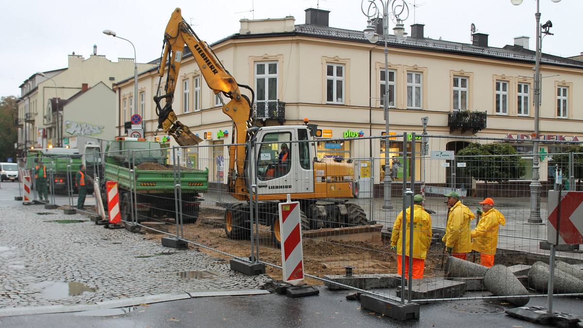 Miejski Zarząd Dróg w Kielcach rozpoczął remont drugiej części skrzyżowania ulic Sienkiewicza i Paderewskiego. Pierwszy etap tych prac został wykonany pod koniec zeszłego roku. Drogowcy wymieniają tam podłożę, na którym położona jest kostka brukowa. Modernizacja była konieczna, bo choć skrzyżowanie jest częściowo wyłączone z ruchu, to już jakiś czas temu pojawiły się na nim głębokie koleiny.