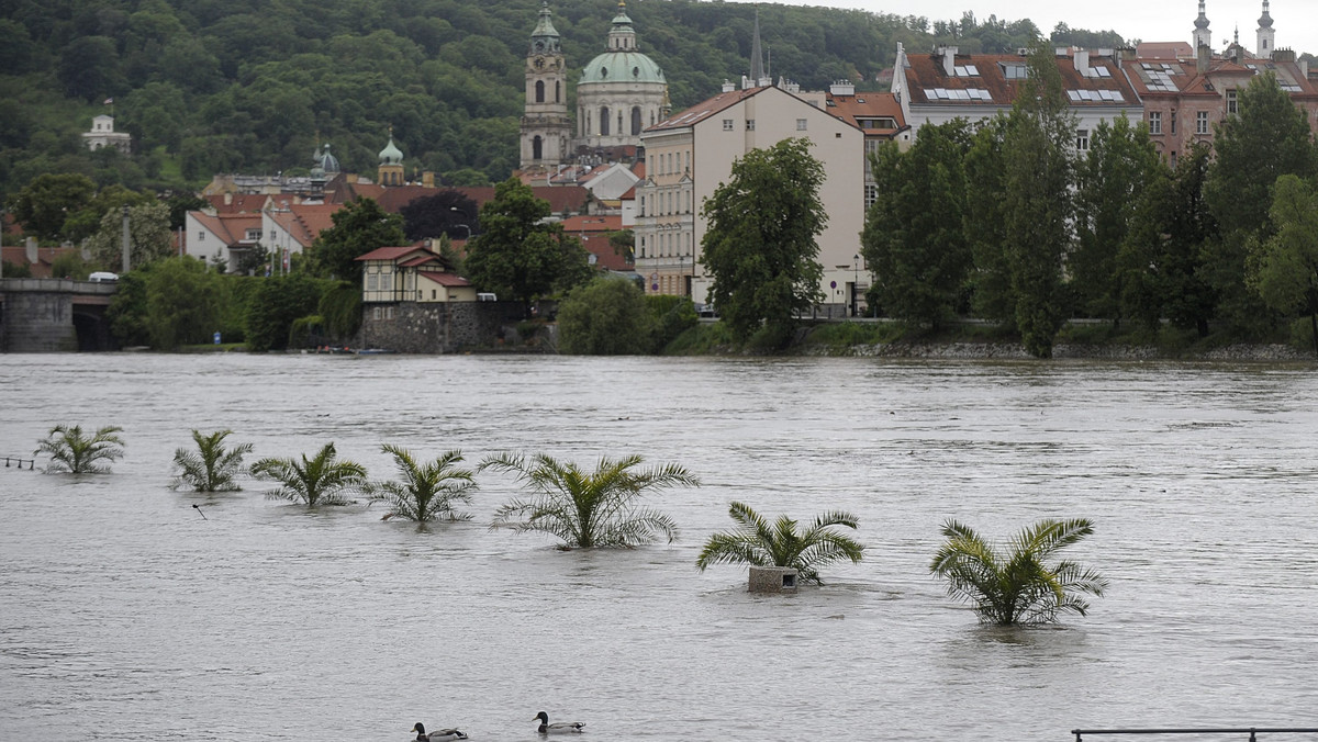 Czechy walczą z powodzią. Stan klęski żywiołowej obowiązuje na całym terytorium kraju z wyjątkiem województwa pardubickiego. Trwa ewakuacja mieszkańców Pragi. Są już trzy ofiary powodzi.