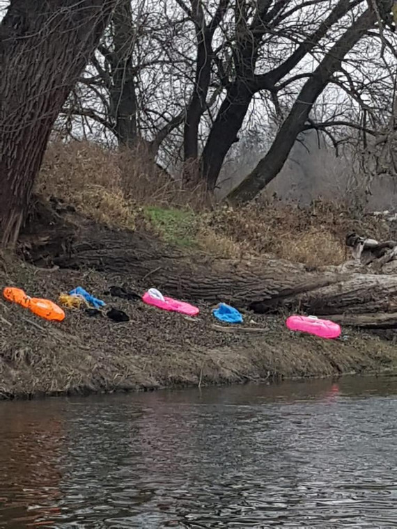 Materace porzucone na brzegu Bugu 