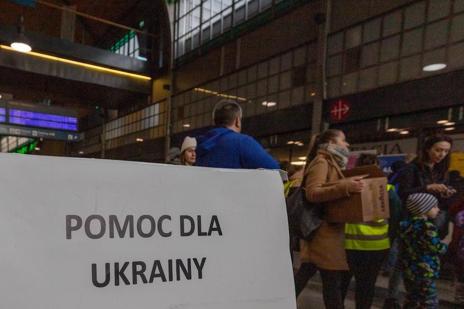 Według danych UNHCR w ciągu tygodnia działań wojennych swoje domy musiało opuścić już ponad 800 tys. obywatelek i obywateli Ukrainy, z czego schronienie w Polsce znalazło blisko pół miliona z nich