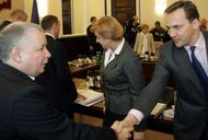 Posiedzenie rządu 07.11.2006 r. Ówczesny premier Jarosław Kaczyński i szef MON Radosław Sikorski